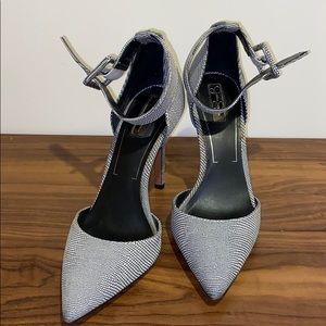 Jessica Simpson b&w, pointed toe, 3 inch pump